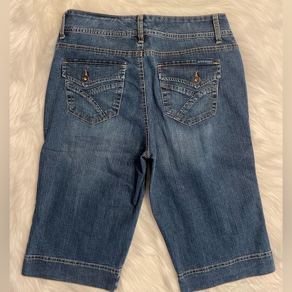 Bandolino Blu, Capris, Blue Jeans, Pockets, Rivets, Stretch, Size 12 - Picture 4 of 15